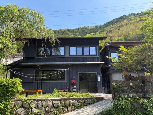 Sakura House 高知駅車で20分-豊かな自然を味わう山の一棟貸し – khách sạn tại Tosayama