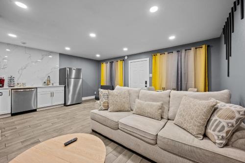 15 Miles from NRG Heights with Pool & Free Park in Houston