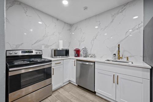 15 Miles from NRG Heights with Pool & Free Park in Houston