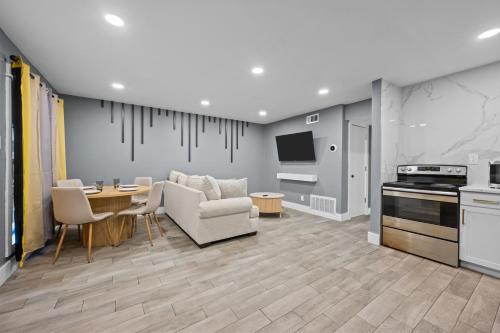 15 Miles from NRG Heights with Pool & Free Park in Houston