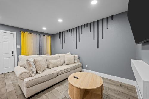 15 Miles from NRG Heights with Pool & Free Park in Houston