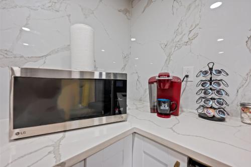 15 Miles from NRG Heights with Pool & Free Park in Houston