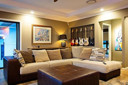 Jasmine Lodge - Idyllic home with pool, mtn views – khách sạn tại Mount View