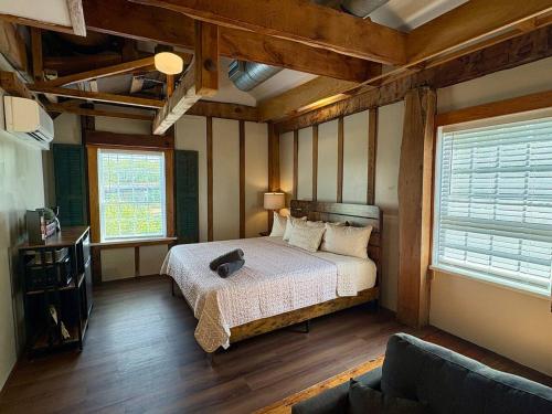 Mill Creek Suite (Jacuzzi Tub) - Potter’s Mill in Bellevū (IA)