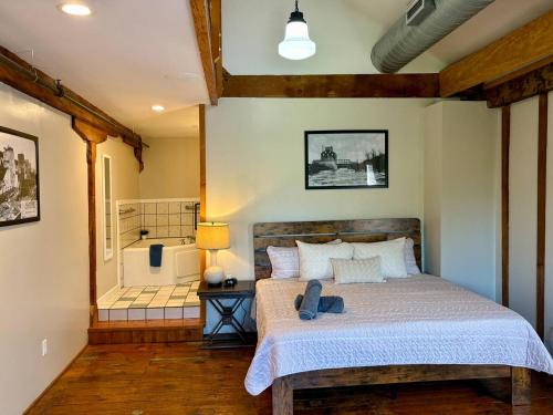 Captain Potter’s Suite (Jacuzzi Tub)-Potter’s Mill in Bellevū (IA)