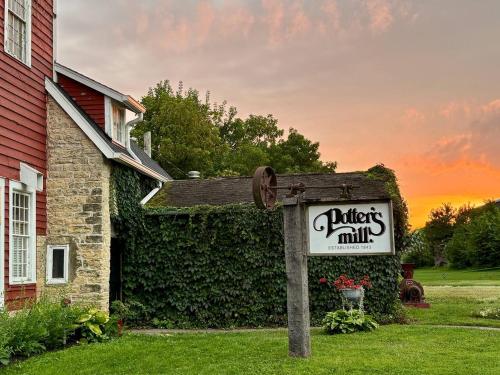 Captain Potter’s Suite (Jacuzzi Tub)-Potter’s Mill in Bellevū (IA)