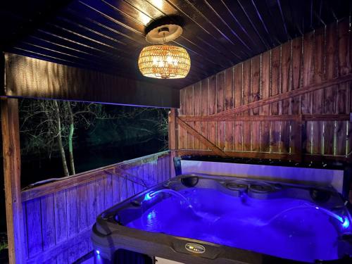 Captain Potter’s Suite (Jacuzzi Tub)-Potter’s Mill in Bellevū (IA)
