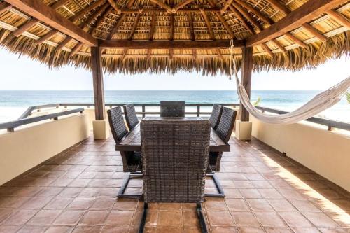 Casa Paz - Ocean Front Villa wPool & Resort in Chano