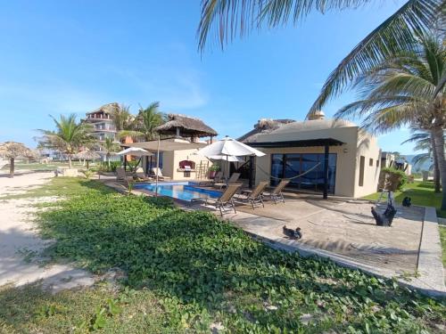 Casa Paz - Ocean Front Villa wPool & Resort in Chano
