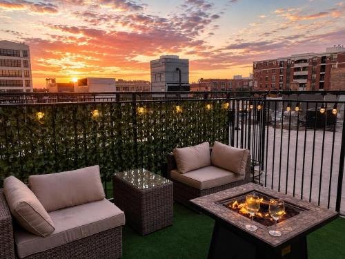 Luxury 3BR Spacious Suite Sleeps 8 Guests with Patio, Skyline View, Optional Parking and Gym Access  – khách sạn tại McCormick Place