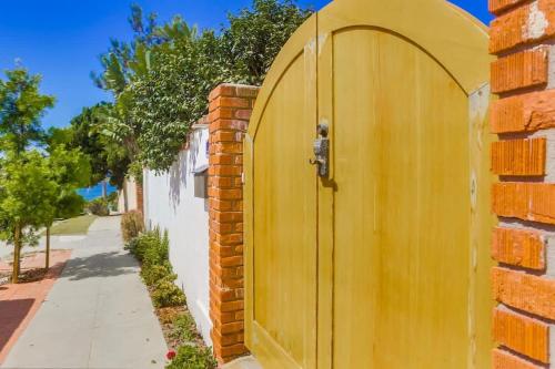 Surf and Sand Beach Bungalow in San Diego, USA