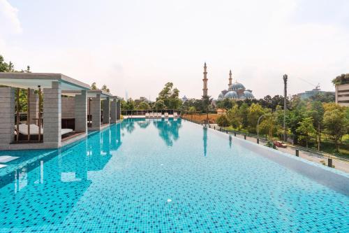 Elegant 2BR Residence at MET 1 - image 10