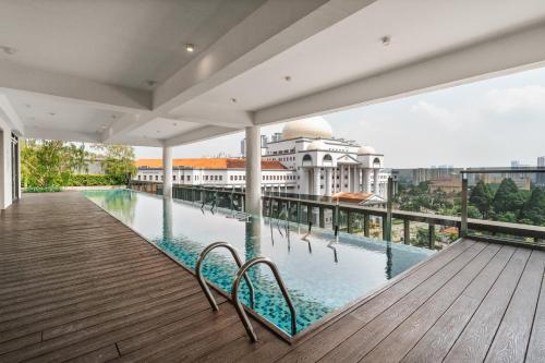 Elegant 2BR Residence at MET 1