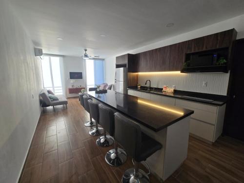 hermoso departamento totalmente equipado ,céntrico, aberca, elevador , estacionamiento privado