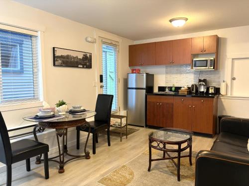 One Bedroom Suite B&B with Parking in White Rock (BC)