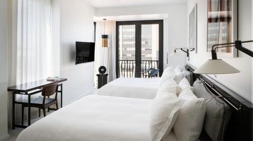 2 queen beds