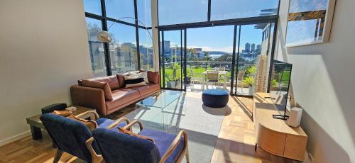 Penthouse with Private Terrace, Parking + 2 Pools, Sydney