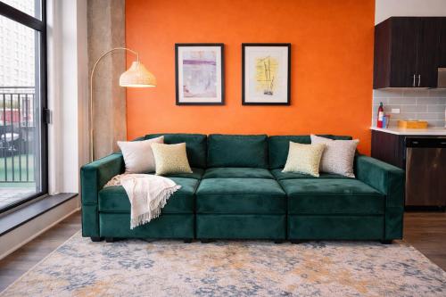 McCormick 2B/2Ba for up to 6 guests with Private patio, Optional Parking & Gym in Chicago, USA