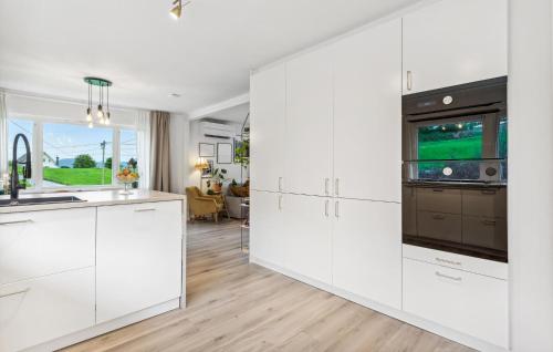 кухня, Awesome Apartment In Strandebarm in Страндебарм
