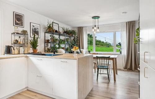 кухня, Awesome Apartment In Strandebarm in Страндебарм