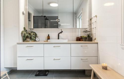 Ванна кімната, Awesome Apartment In Strandebarm in Страндебарм