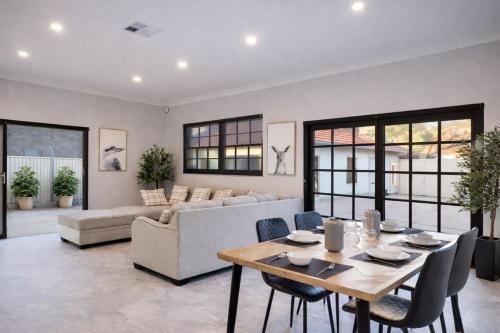 Cozy Spanish-Inspired Stay in Liverpool CBD in Warwick Farm