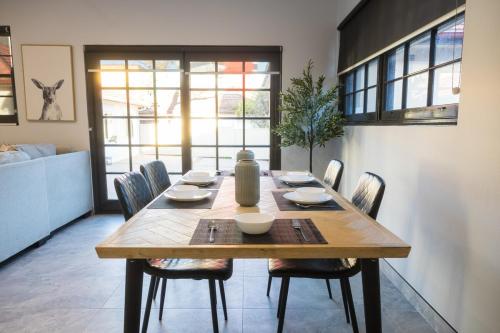 Cozy Spanish-Inspired Stay in Liverpool CBD in Warwick Farm
