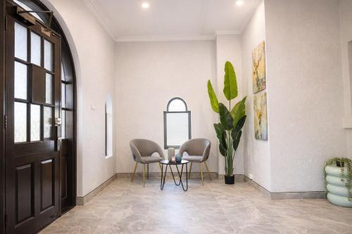 Cozy Spanish-Inspired Stay in Liverpool CBD in Warwick Farm