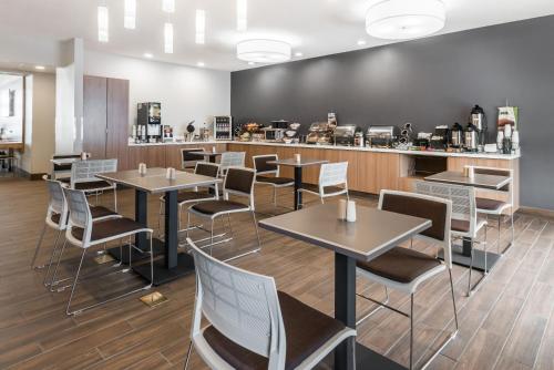 Lobby, Microtel Inn & Suites by Wyndham New Martinsville in New Martinsville