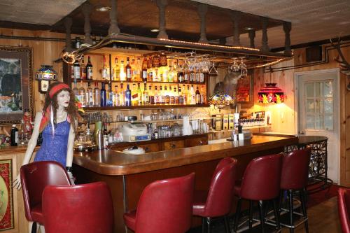 Colonial Inn - image 7