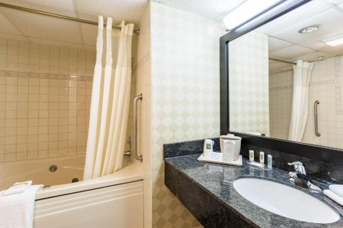 Quality Inn and Conference Center I-80 Grand Island - image 31