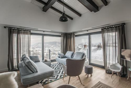 Apartment with Mountain View