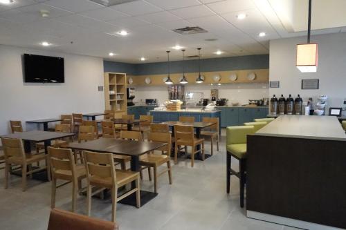 Country Inn & Suites by Radisson Sidney NE - image 2