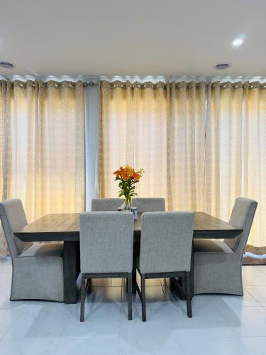 The Quiet Stay in Manor Lakes