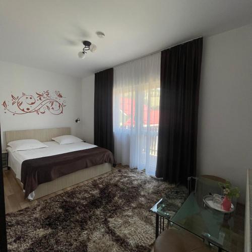 1 queen bed, 1 sofa bed