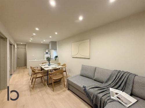 THE SAKAI SUITE by b hotel - New Spacious Apartments in Downtown