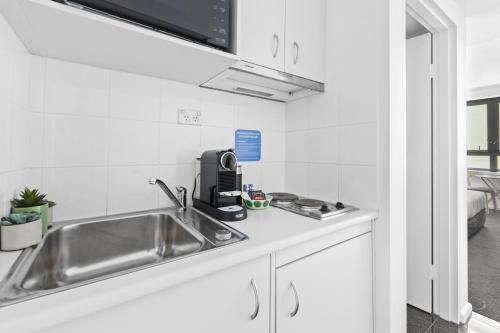 Bright Studio with Pool Access in Parramatta - image 14