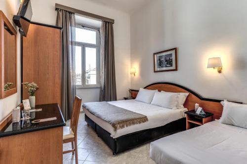1 double bed, 3 twin beds
