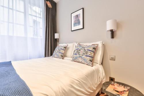 UrbanFlat 122 - Grand Flat in the center of Paris - image 4