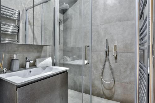 UrbanFlat 77 - Urban Sublime Apartment Le Marais Republique - image 12