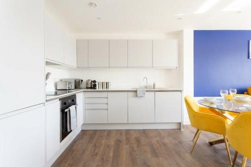 Modern 1 Bedroom Apartment in Manchester City Centre - image 6