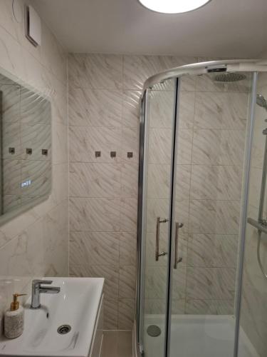 Shower, Ozon Apartman Harkany in Harkany