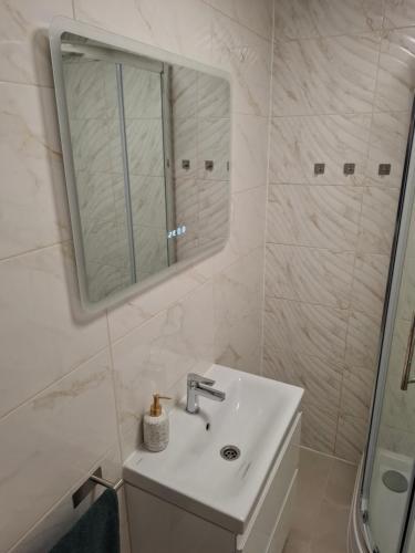 Shower, Ozon Apartman Harkany in Harkany