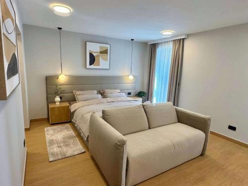 4-Br Villa Sleeps 16 with Hot Tub Pool & Parking in Montizana