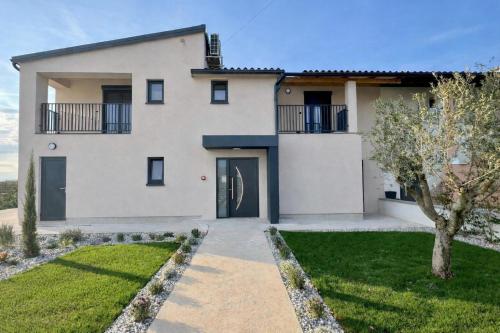 Viesnīcas āriene, 4-Br Villa Sleeps 16 with Hot Tub Pool & Parking in Montizana