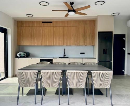 Iekārtas, 4-Br Villa Sleeps 16 with Hot Tub Pool & Parking in Montizana
