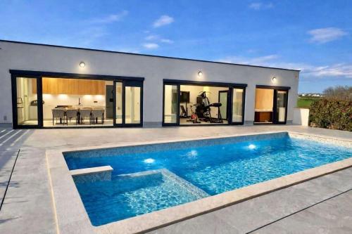 Viesnīcas āriene, 4-Br Villa Sleeps 16 with Hot Tub Pool & Parking in Montizana