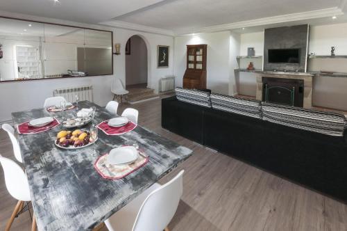 Iekārtas, 200m² 4 guļamistaba, 2 privāta vannas istaba  Ador
 (LLUMICEL) in Ador