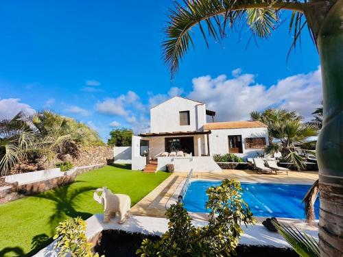 Villa Sonrisa - Family & Surf Escape & Private Pool