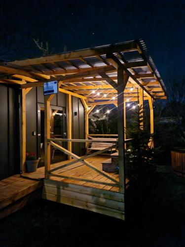 Зовнішній вигляд готелю, Mrozy House 3 - domki na wynajem pod Warszawą (Mrozy House 3 - domki na wynajem pod Warszawa) in Юліанув